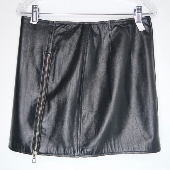 William B Dresses & Skirts - William B Vegan Leather Lined Mini Skirt Women’s Size 12 Black Zippers EUC
